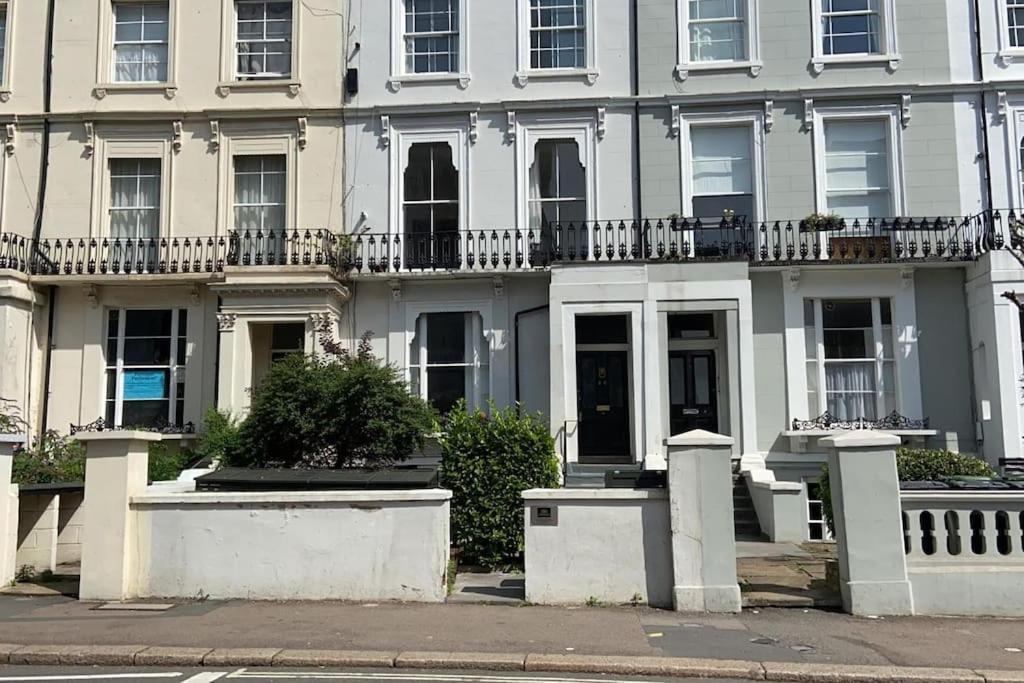Gorgeous 2 Bedroom Flat In Charming Swiss Cottage ロンドン エクステリア 写真