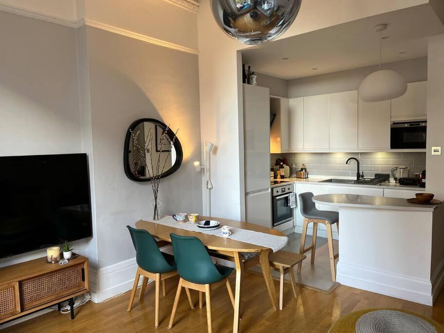 Gorgeous 2 Bedroom Flat In Charming Swiss Cottage ロンドン エクステリア 写真